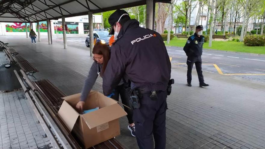 Reparto de mascarillas en la plaza de Galicia de Pontevedra. // Subdelegación