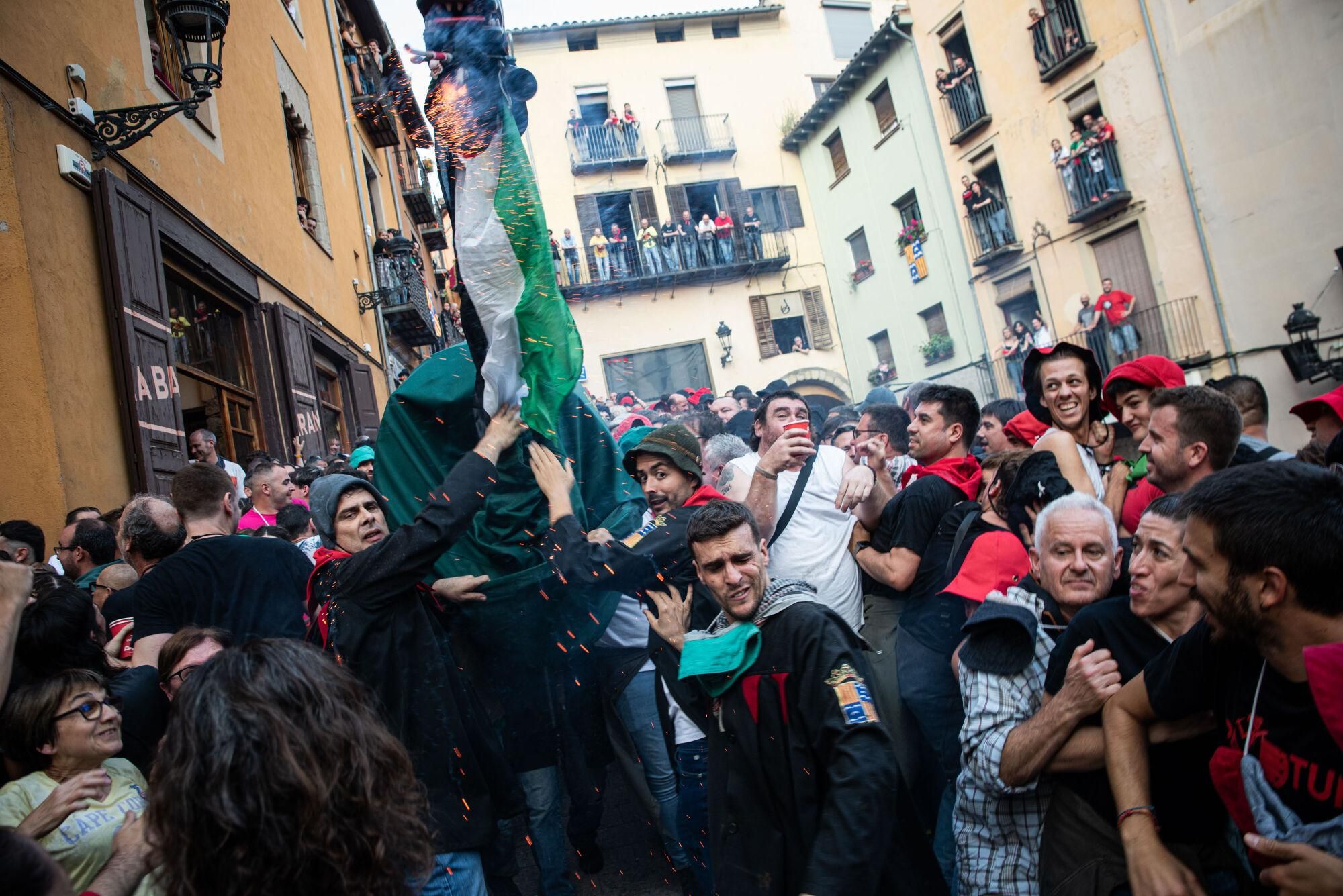 Les millors fotos dels primers salts del passacarrers de la Patum 2025