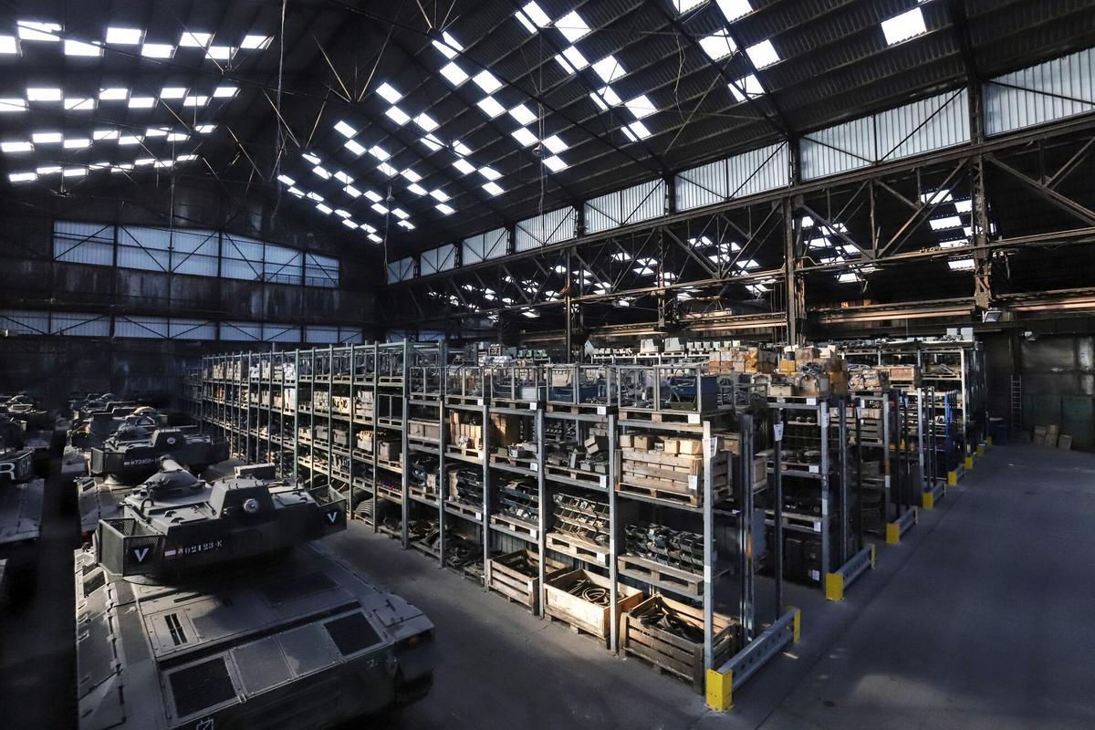 Líneas de tanques Leopard 1 de fabricación alemana en un hangar de OIP Land Systems SA en Tournai, Bélgica