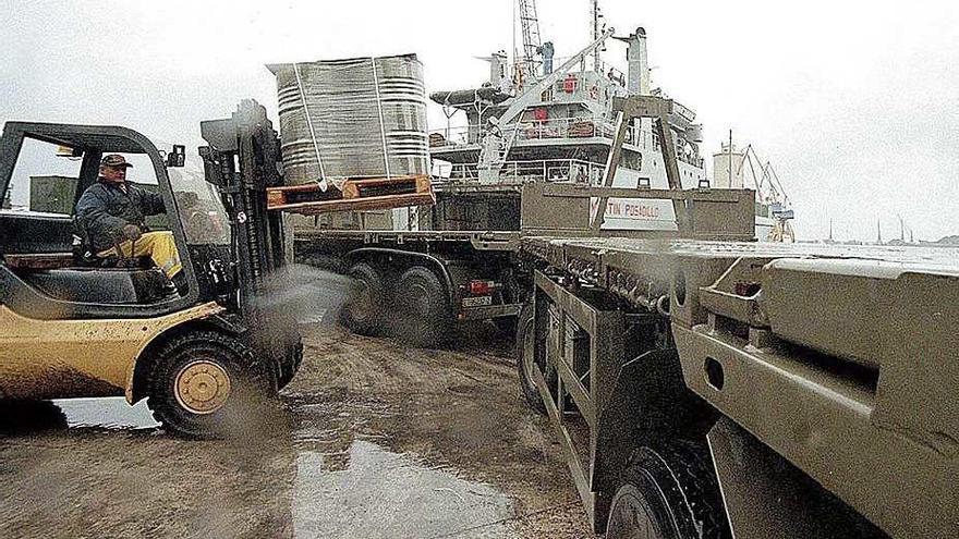 Un operario descarga material en el puerto de Valencia.