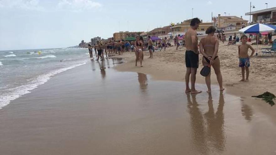 La playa del Perelló ayer, con los bañistas fuera del agua, tras izarse la bandera roja.