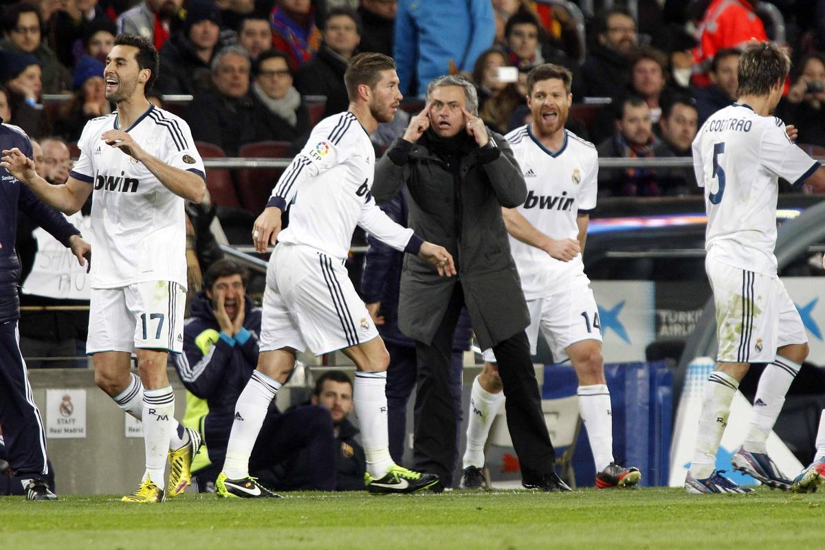 Un 'clásico' con Mourinho en el banquillo del Real Madrid, con Arbeloa y Xabi Alonso, cada uno a un lado.