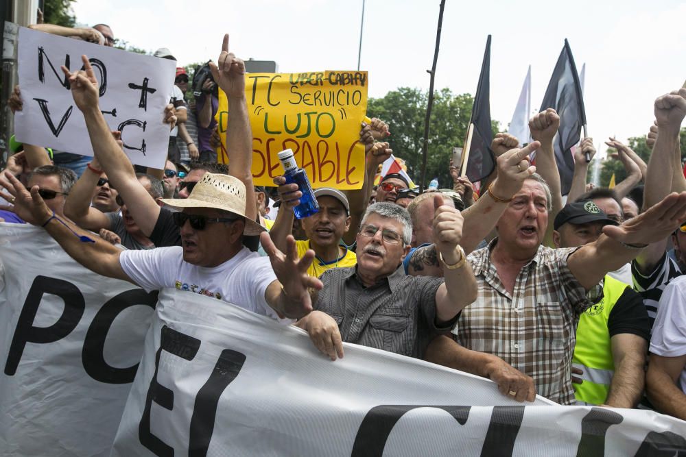 Huelga de los taxis contra Uber y Cabify