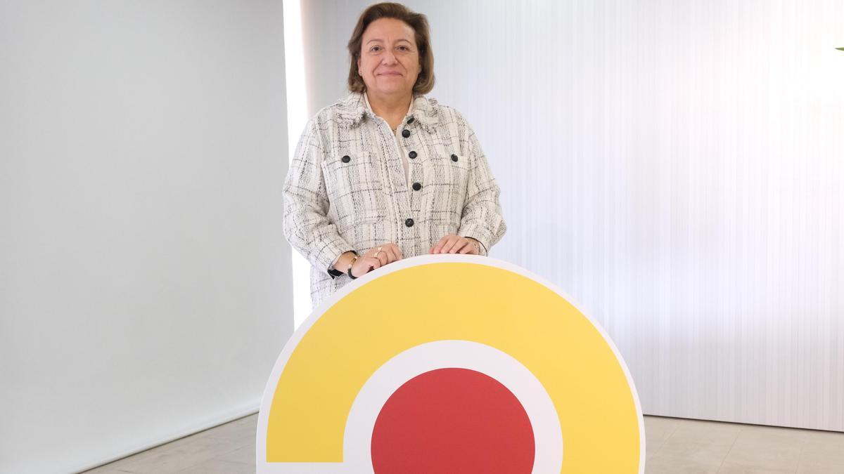 La directora del Parque Científico de la UMH, Tonia Salinas, posa con el logotipo del centro.