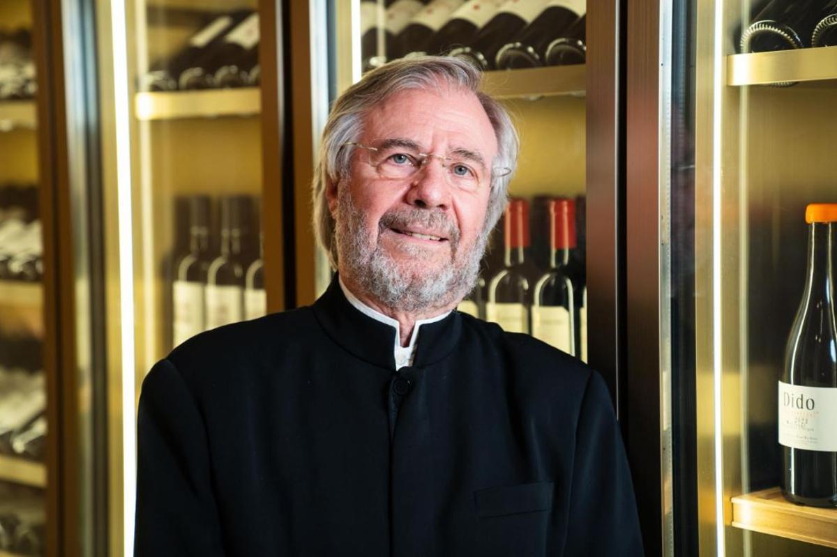 El doctor Sánchez Romera, al celler del seu establiment