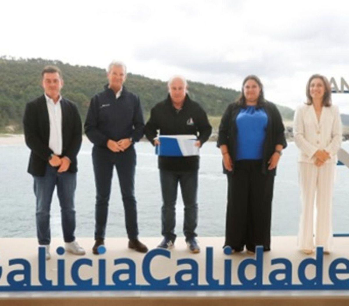 La entrega de la bandera a los representantes del puerto meco.