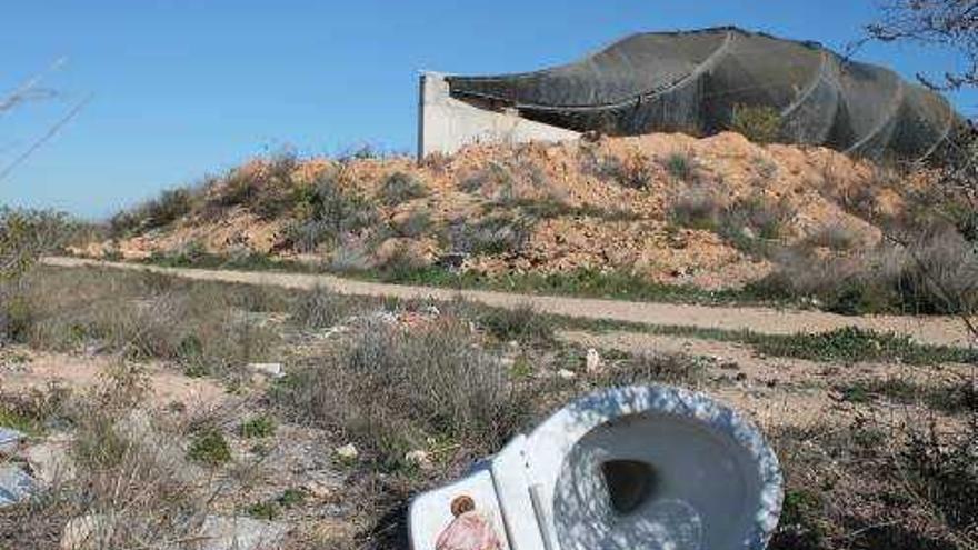 El vandalismo se ceba con el balneario y convierte el parque natural en un vertedero