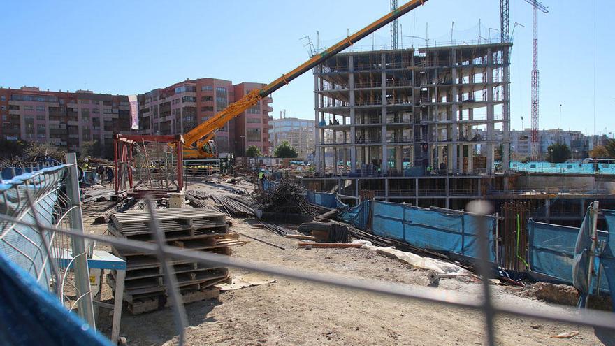 Un edificio en construcción en el distrito de Teatinos.