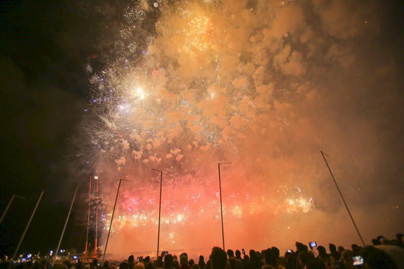 Mascletà Vertical nocturna en La Marina de València