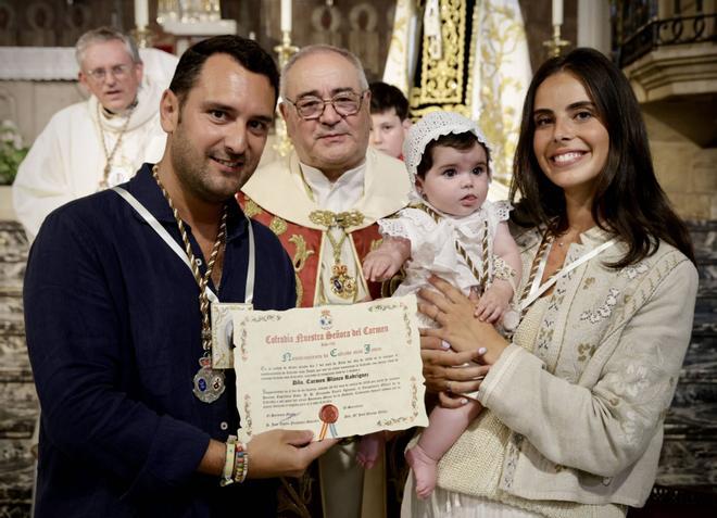 La Cofradía del Carmen realiza la imposición de medallas.
