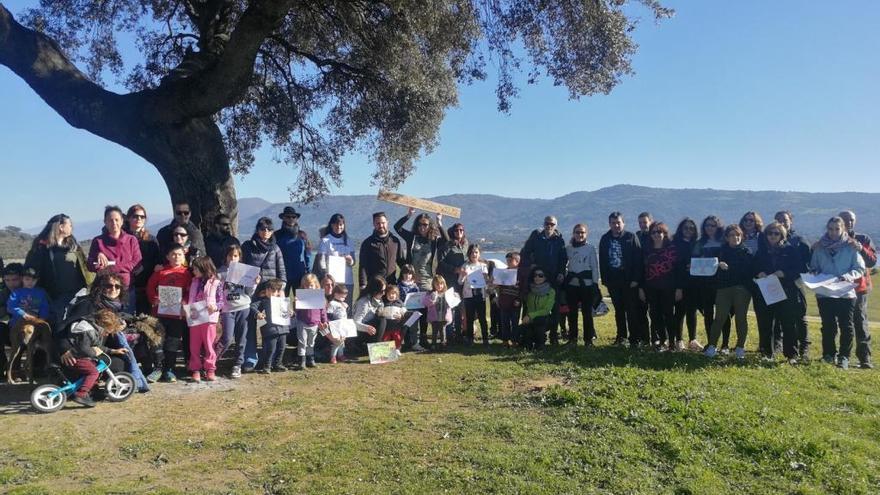 Más de un centenar de personas, junto a la encina quemada en Plasencia