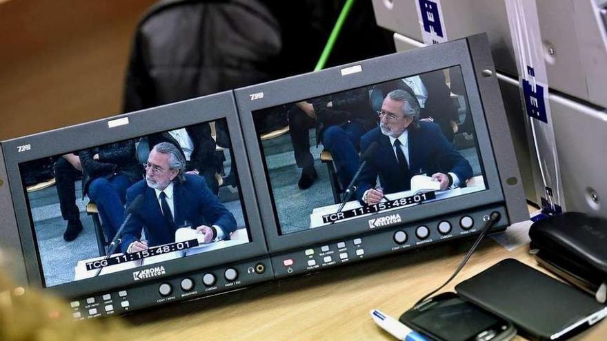 Imagen de Correa declarando en unos monitores de la sala de prensa de la Audiencia Nacional.