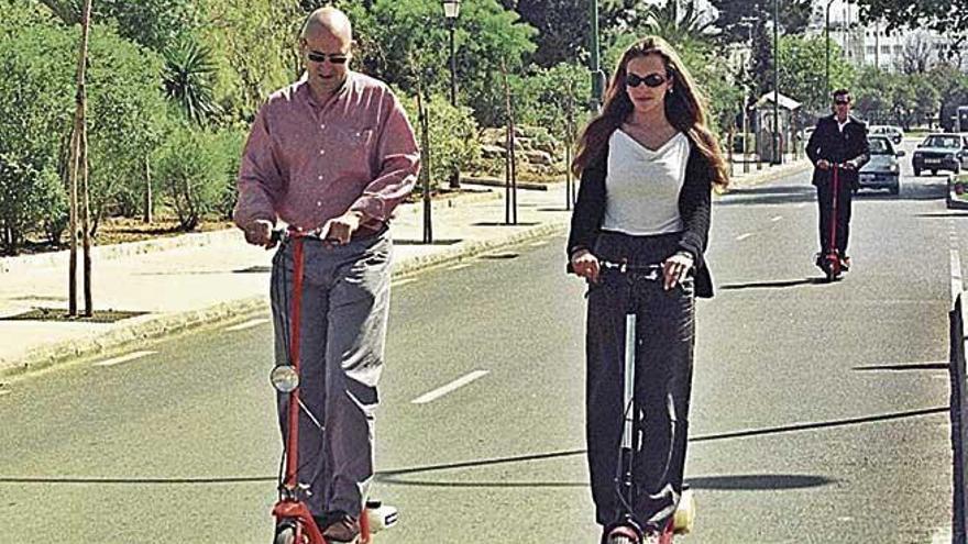 Los patinetes no pueden circular por la acera ni por la calzada.