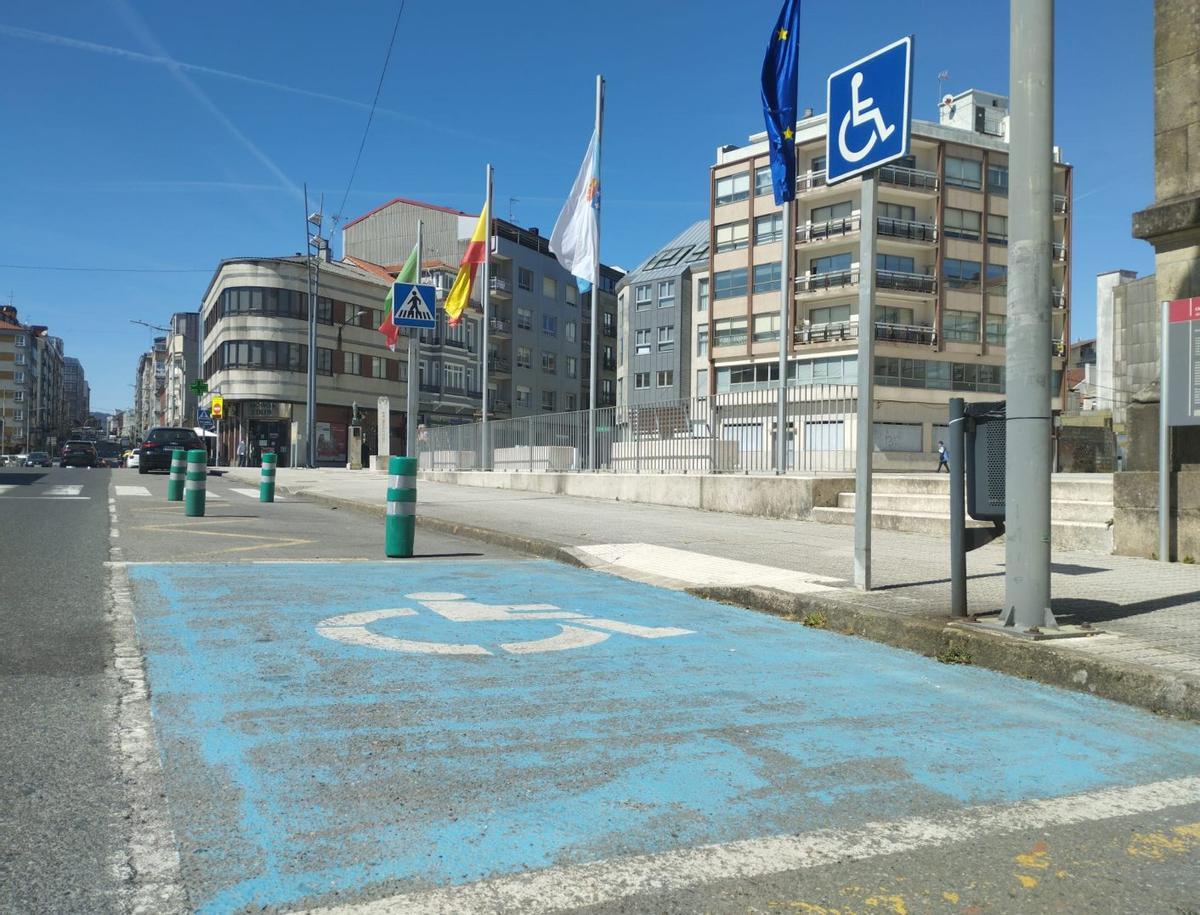 Uno de los vados del casco urbano situado a las puertas del consistorio estradense. | L.D.