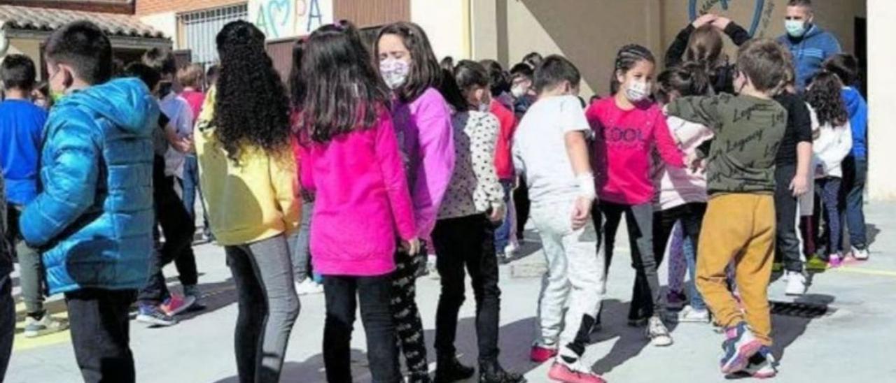 Alumnos de un colegio de Zamora, en el recreo con mascarilla.