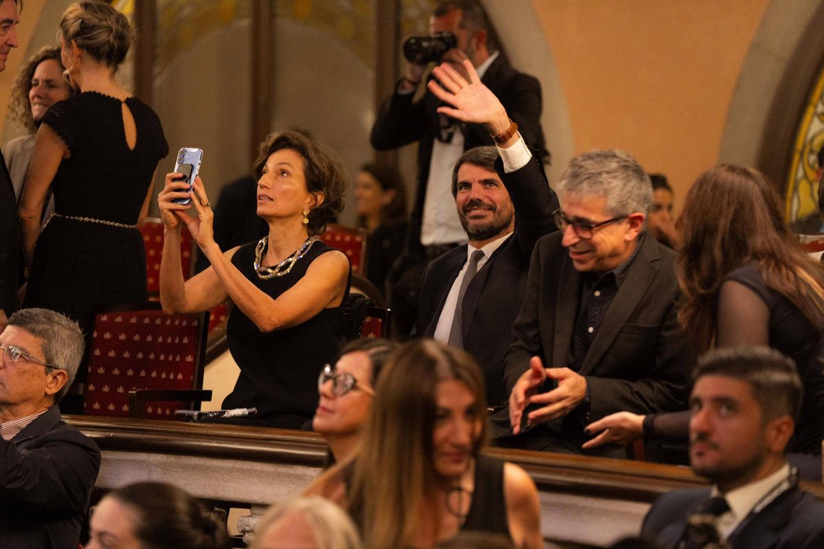 El ministro de Cultura, Ernest Urtasun, saluda en el Palau de la Música, junto al secretario de Estado de Cultura, Jordi Martí, el martes por la noche