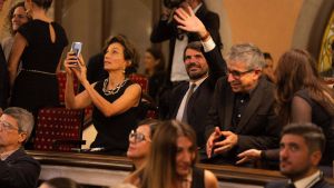 El ministro de Cultura, Ernest Urtasun, saluda en el Palau de la Música, junto al secretario de Estado de Cultura, Jordi Martí, el martes por la noche