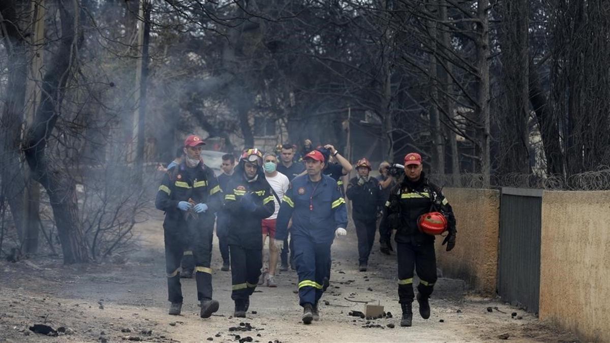 Un grupo de bomberos en una calle de Mati.