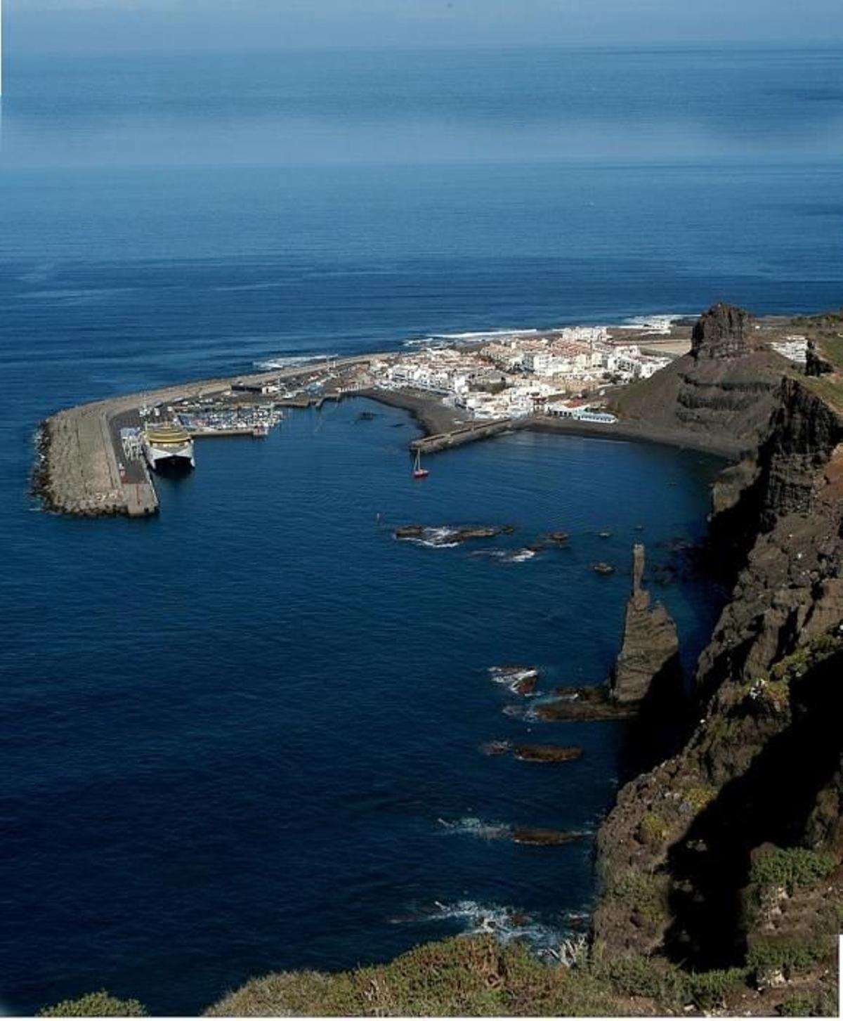 Vista del Dedo de Dios todavía íntegro, antes del paso del Delta.