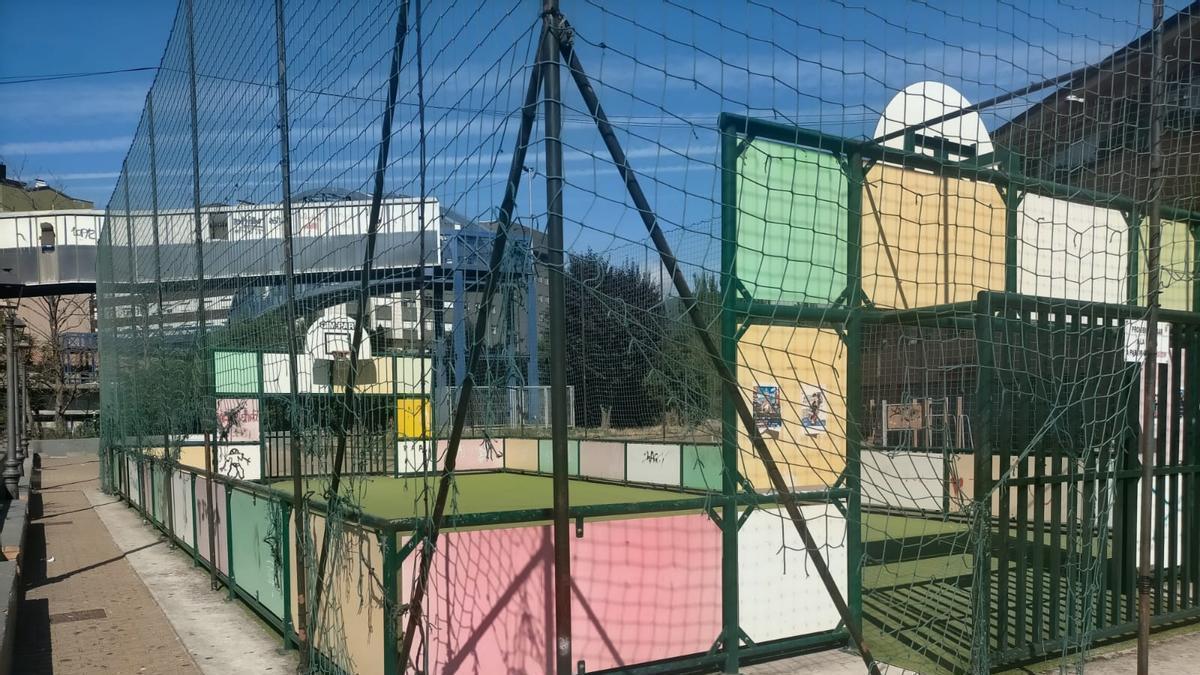 Las canchas deportivas de Moreda de Aller en mal estado.