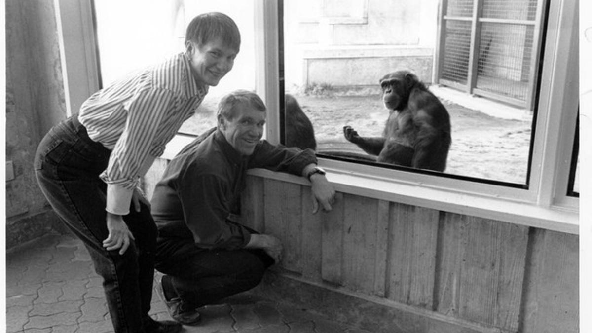 Roger y Deborah Fouts posan junto a la chimpancé Washoe, en una imagen de archivo.