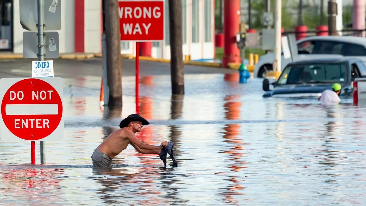 Un hombre navega por las aguas de las inundaciones tras las fuertes lluvias causadas por el huracán Beryl en Houston, Texas, (EE.UU.).
