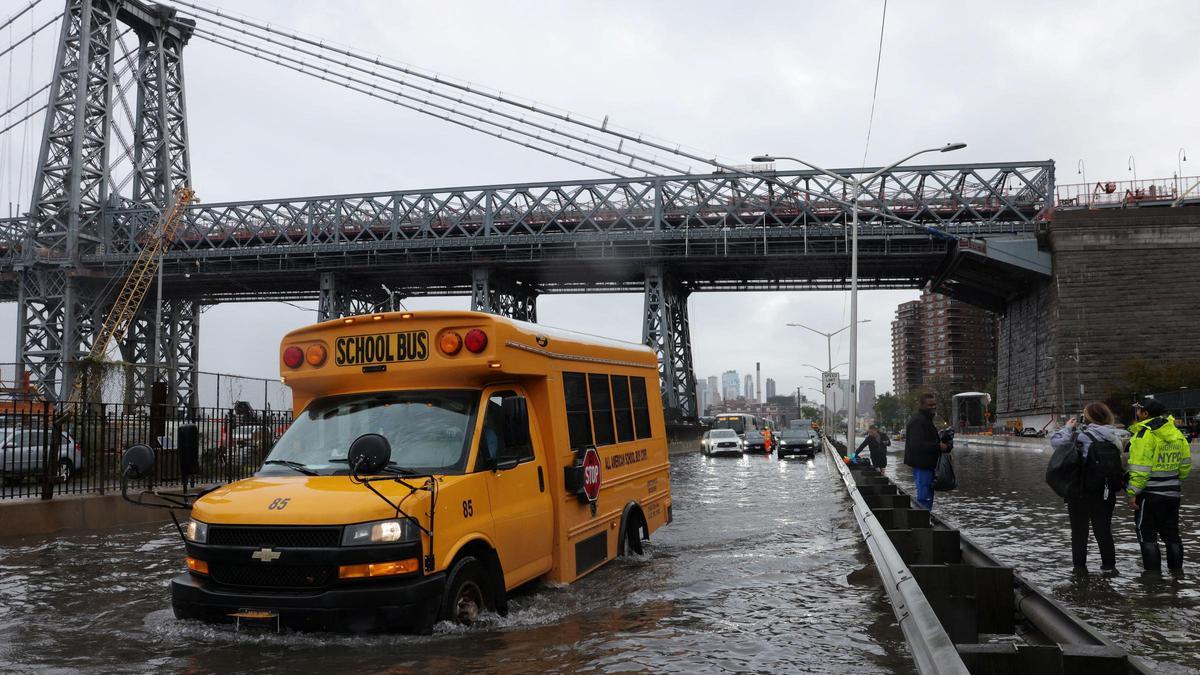 Un autobús escolar en Manhattan, cerca del puente Williamsburg