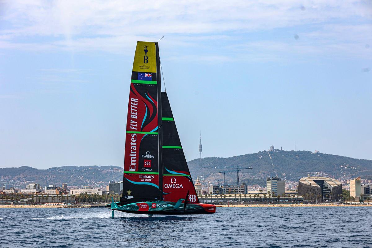 EL AC75 del equipo Emirates Team New Zealand, este lunes en Barcelona.