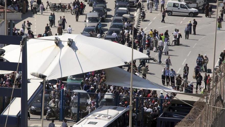 La frontera Ceuta-Marruecos, colapsada por más de 300 vehículos