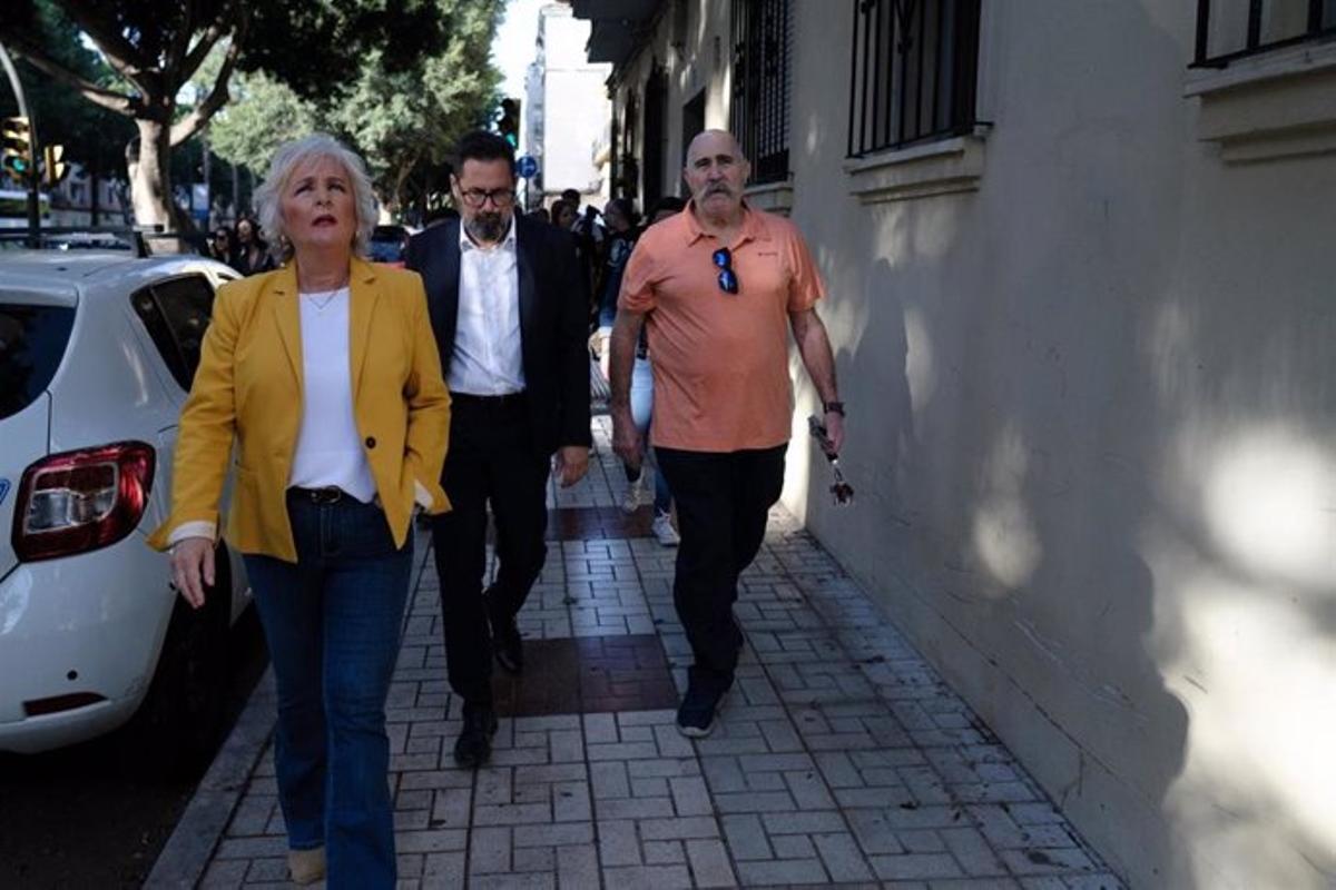 Francisco Pomares y Teresa Porras junto a la asociación de vecinos Carranque visitan las viviendas rehabilitadas.