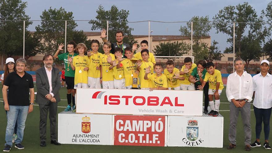 Los jugadores del Mediterranean Soccer Academy celebran el título.