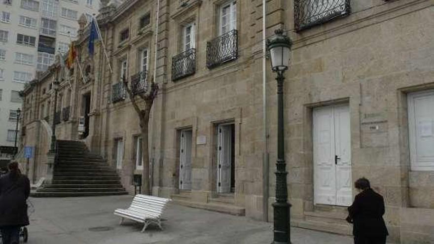 Fachada del edificio Liceo, que acoge las oficinas administrativas.