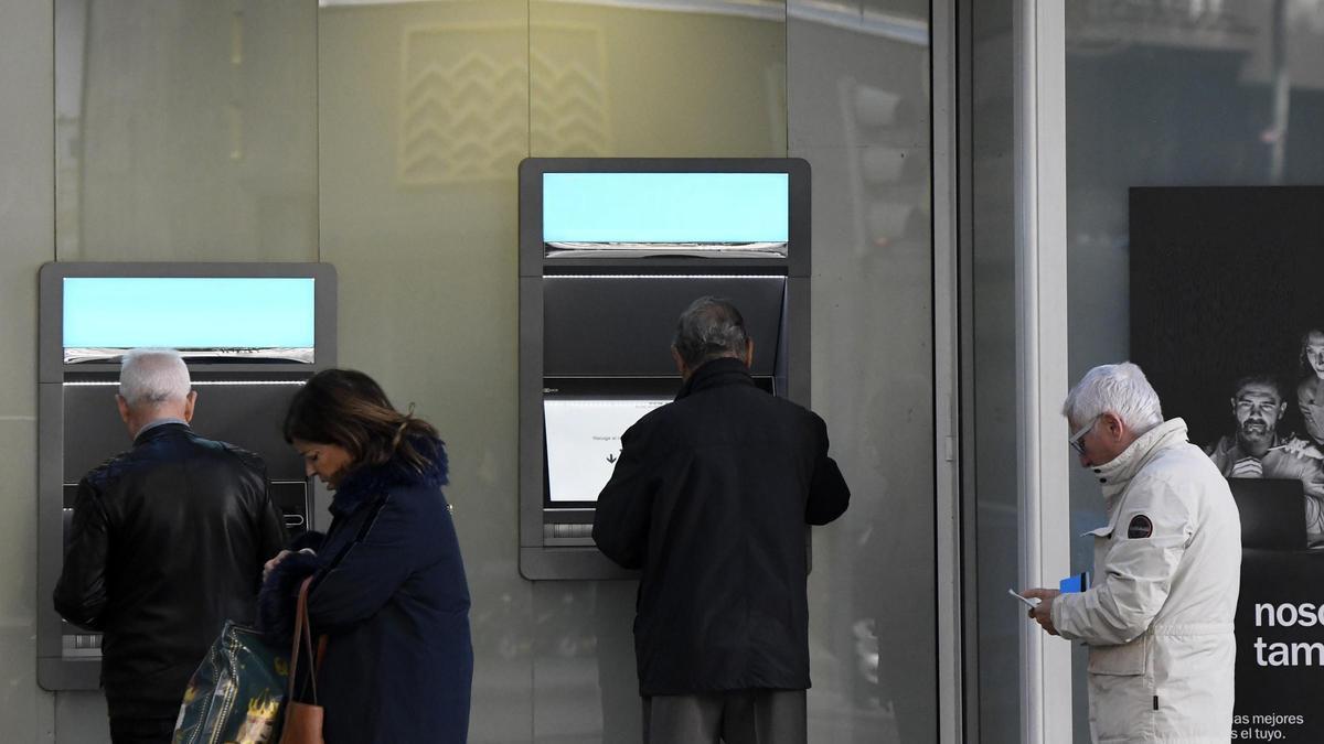 Personas mayores sacando dinero en cajeros automáticos de la ciudad de Murcia