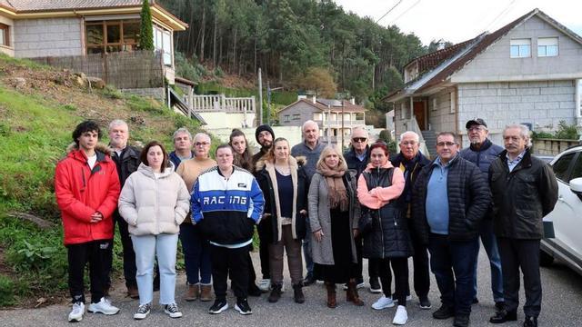 Los vecinos de Río Frío, en una de las protestas para que talen los árboles junto a las casas.