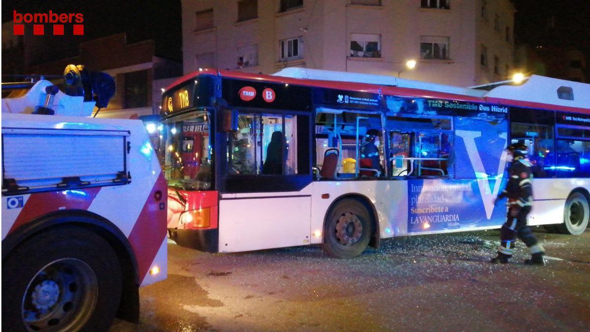 Dos ferits en un accident entre dos autobusos a Barcelona