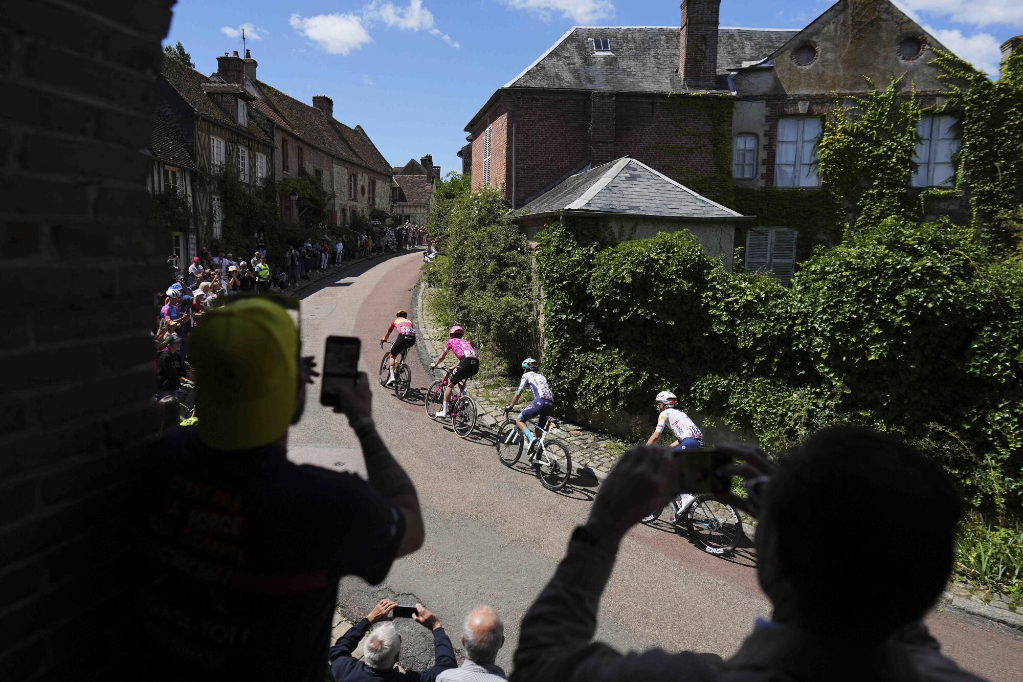 Spectators take photos of riders in a breakaway during the fourth stage of the Tour de France cycling race over 172.2 kilometers (107 miles) with start in Amiens and finish in Rouen, France, Tuesday, July 8, 2025. (AP Photo/Thibault Camus) Associated Press / LaPresse Only italy and spain. EDITORIAL USE ONLY/ONLY ITALY AND SPAIN