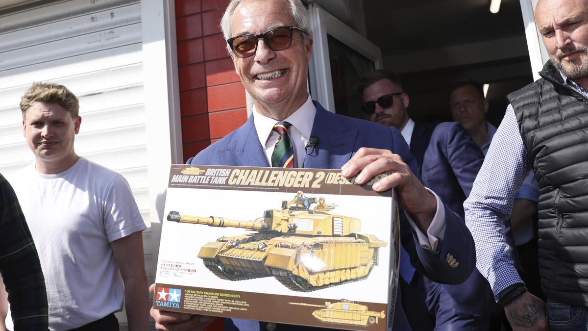 El líder de Reform UK, Nigel Farage, con una maqueta de un tanque británico durante un acto de campaña este martes en Scunthorpe.