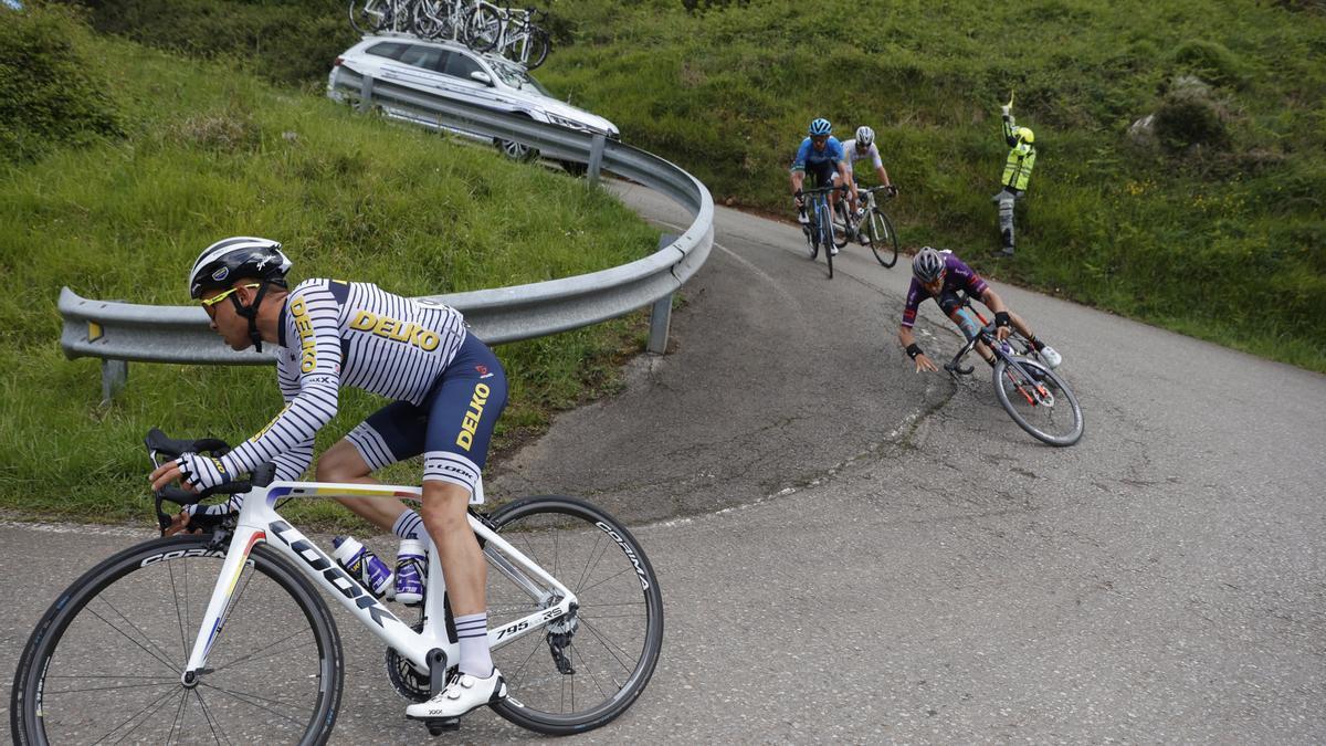 Las imágenes de la última etapa de la Vuelta a Asturias: crónica y reacciones