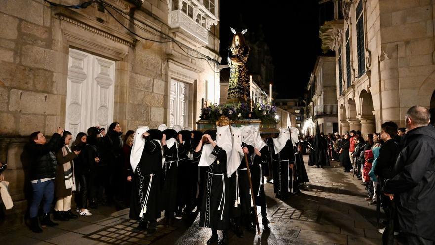 La lluvia da una tregua y facilita la salida del Nazareno, que desfiló sin La Esperanza