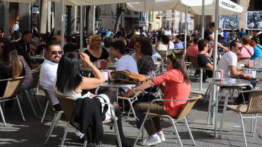 Ya se puede fumar en las terrazas de Zamora: los hosteleros aplauden la medida