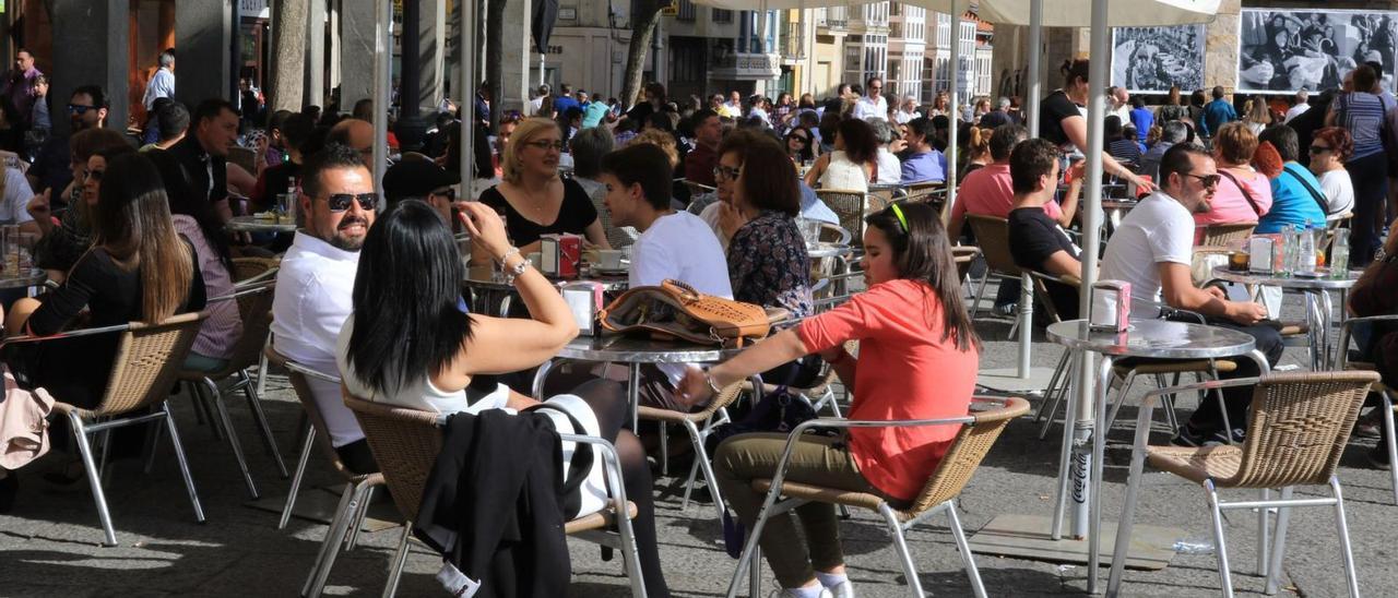 Varias personas en las terrazas de la Plaza Mayor de Zamora, en una foto de archivo.