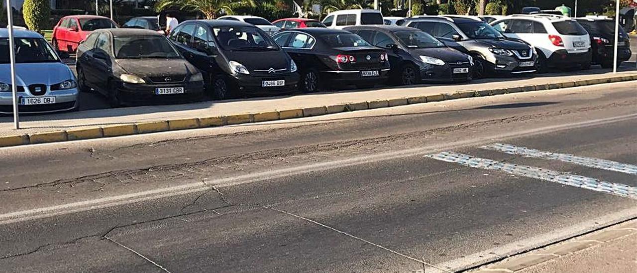 Baches en un tramo de Santiago Bernabéu de Santa Pola.  | INFORMACIÓN