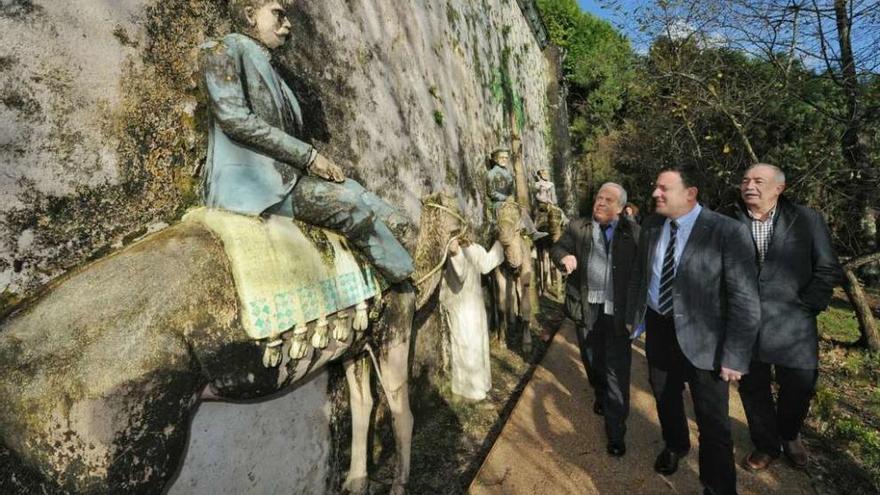 El presidente de la Diputación, en el centro, y el alcalde, a la izq., en una visita al Pasatiempo.