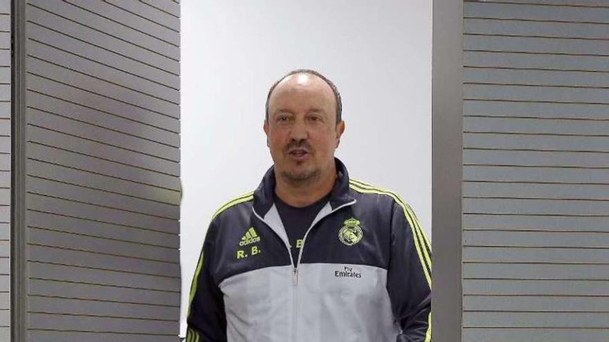 Benítez, ayer a su llegada a la sala de prensa. // Efe