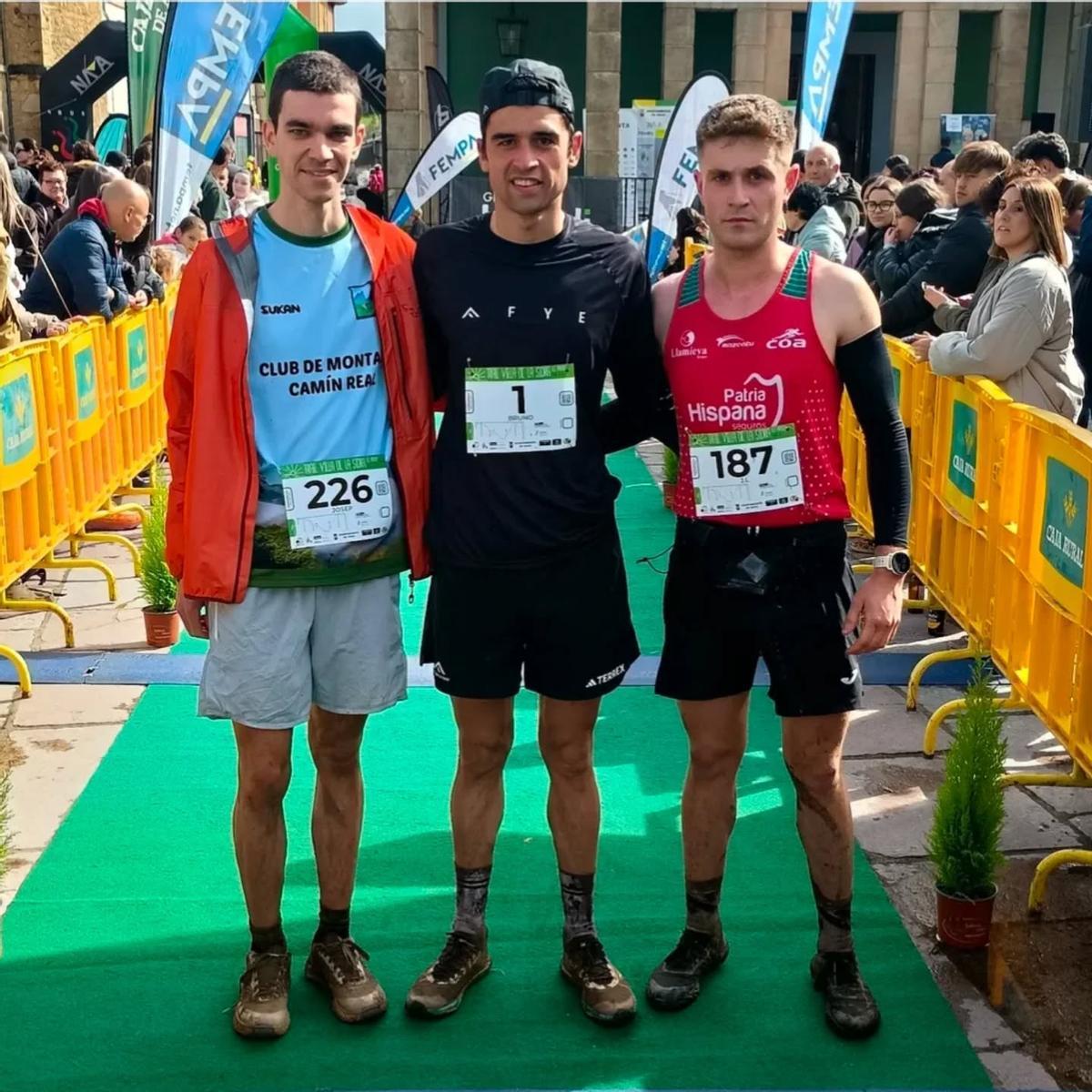 Juan Luis González (primero por la derecha).