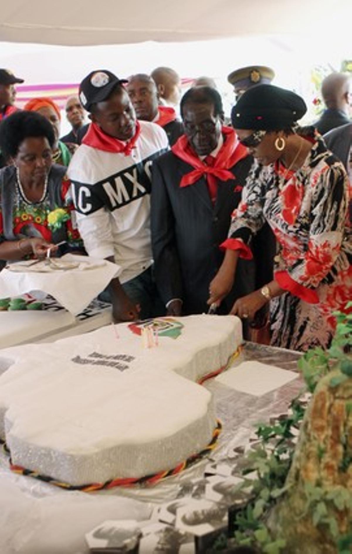 Mugabe i la seva dona tallen un pastís que recrea el continent africà.