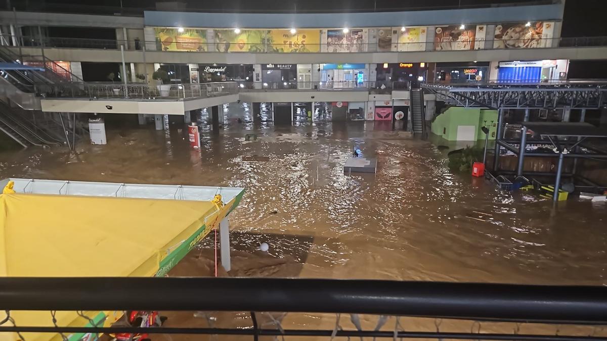 El agua inundó MN4 causando graves destrozos.