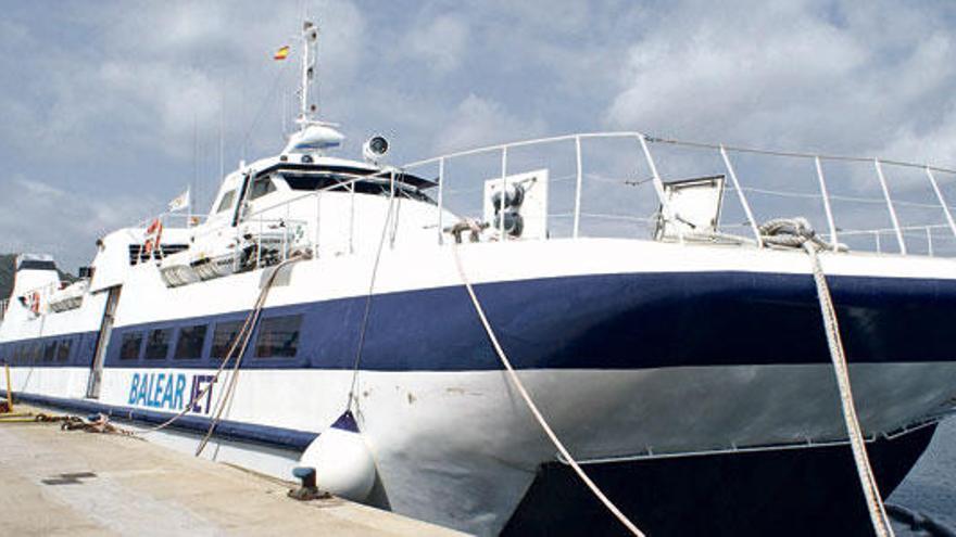 El ferry que sufrió la vía de agua amarrado, ayer, en el muelle de Cala Rajada.