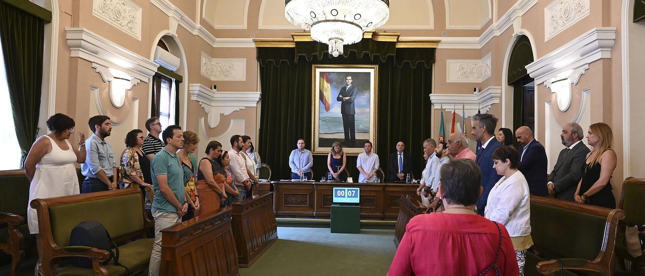 El pleno del Ayuntamiento de Castelló guardó ayer un minuto de silencio en señal de repulsa y condena por el asesinato machista de una mujer en Alzira.