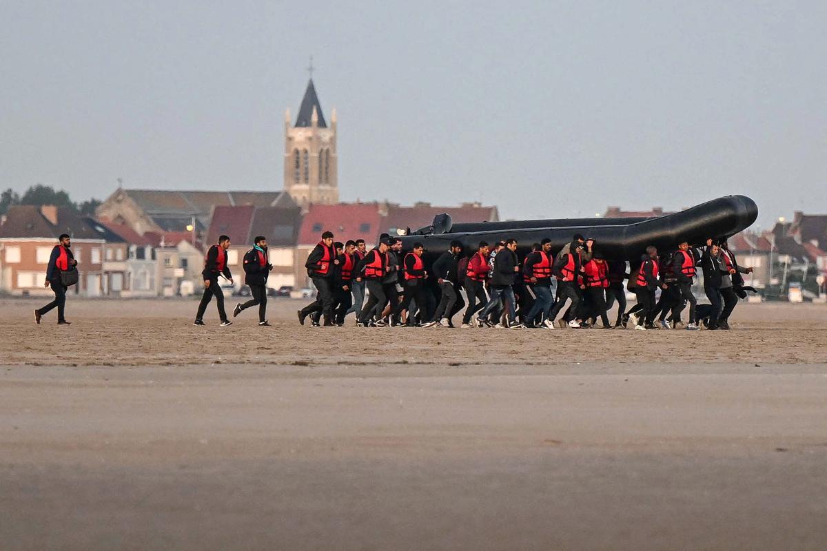 40 migrantes intentan cruzar en una barca hinchable desde la ciudad francesa de Gravelines hasta Gran Bretaña.